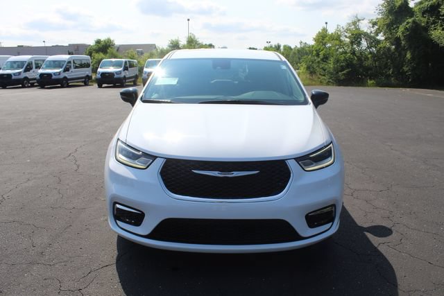 Used 2024 Chrysler Pacifica Touring-L FWD image 15
