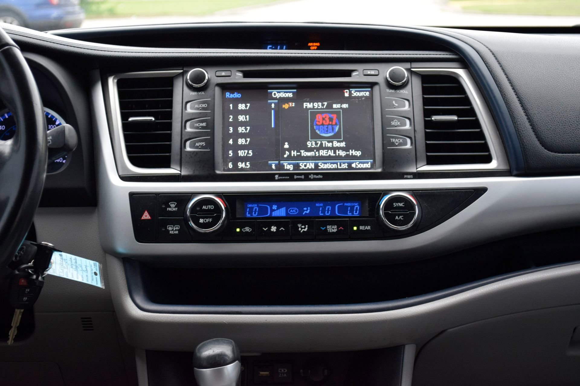 Used 2019 Toyota Highlander Plus FWD image 11