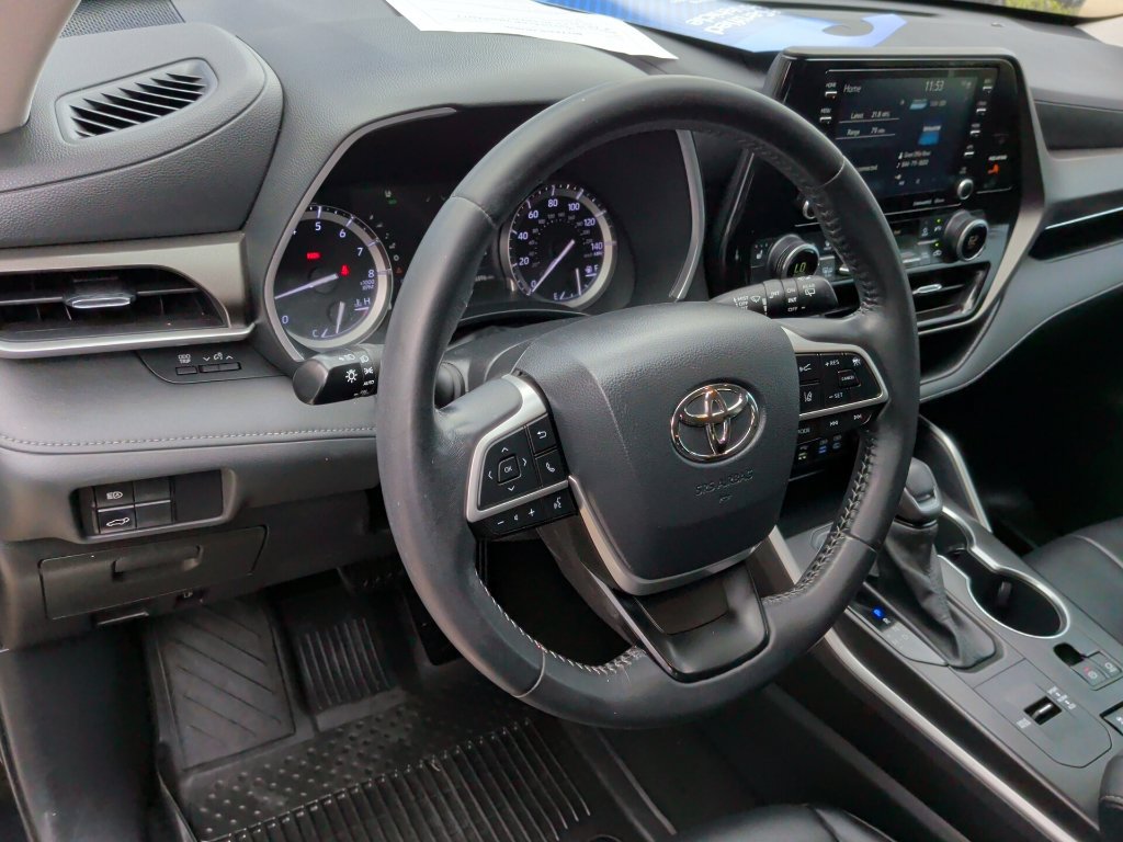 Used 2022 Toyota Highlander XLE FWD image 11