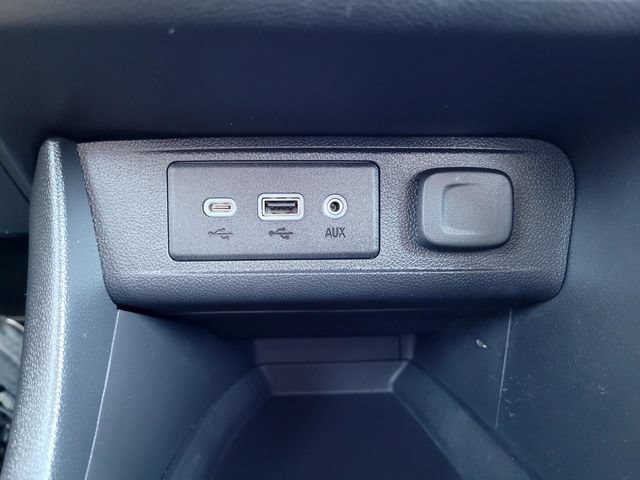 Used 2022 Buick Encore GX Essence w/ Experience Buick Package FWD image 17