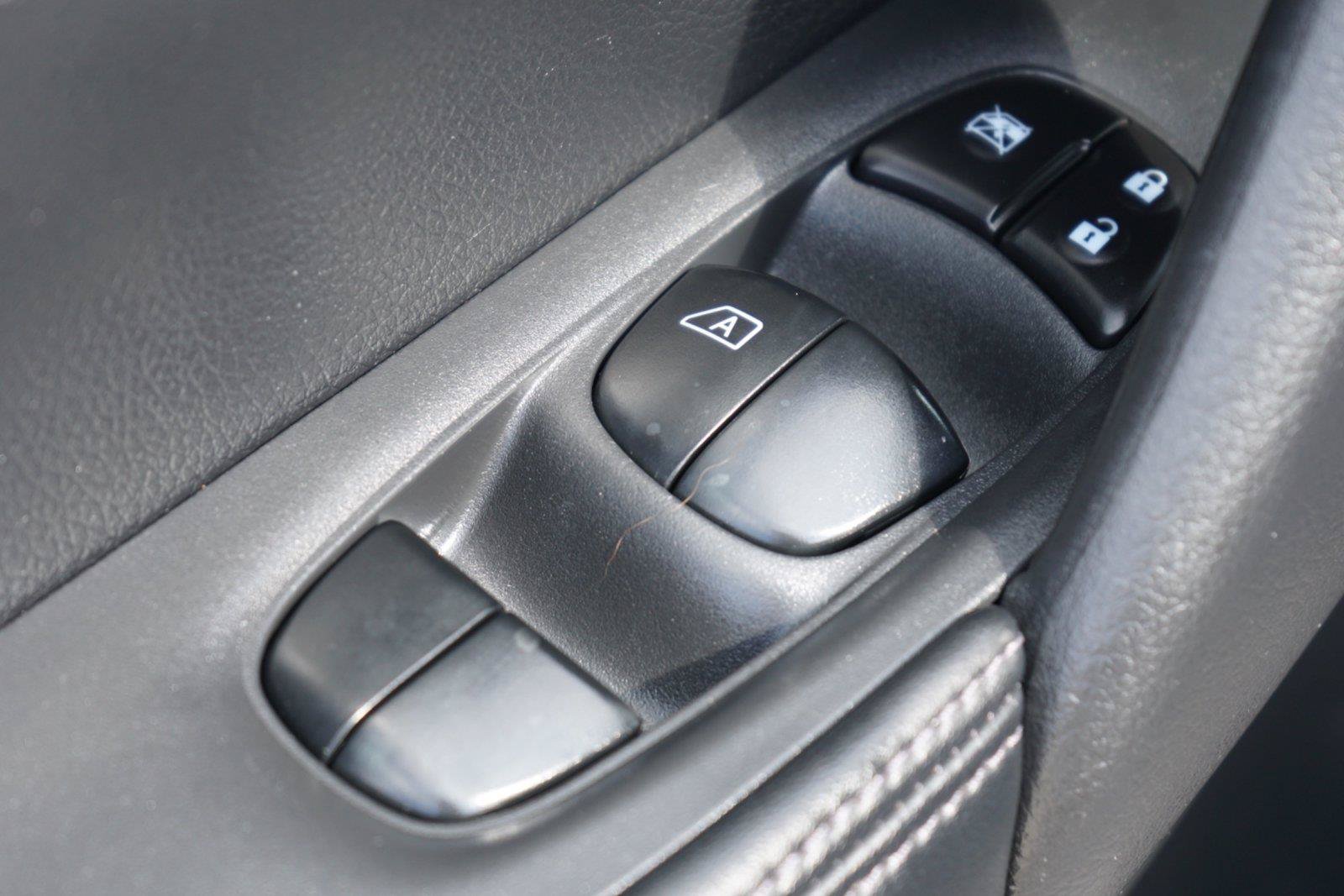 Used 2018 Nissan Rogue SV AWD/4WD image 18