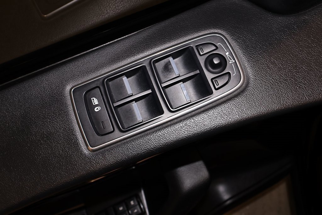 Used 2018 Jaguar F-PACE Premium image 15