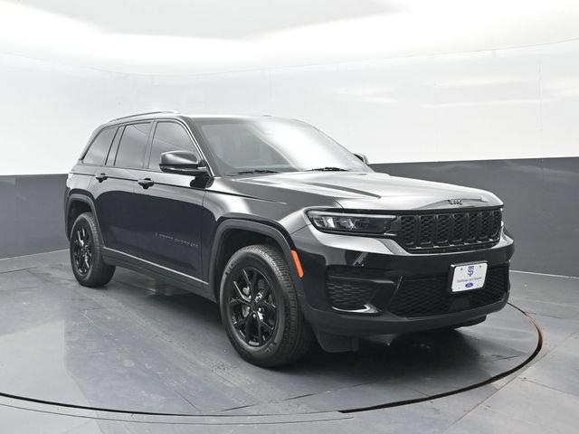 Used 2025 Jeep Grand Cherokee Altitude AWD/4WD image 2