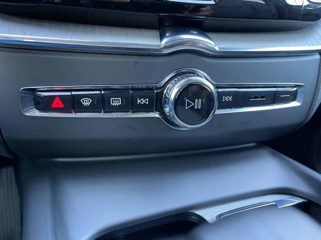 Used 2025 Volvo XC60 B5 Plus image 12