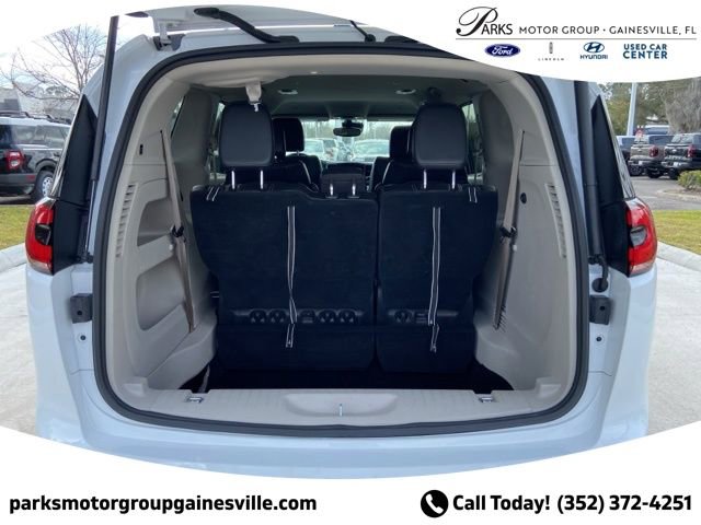 Used 2024 Chrysler Pacifica Touring-L image 13