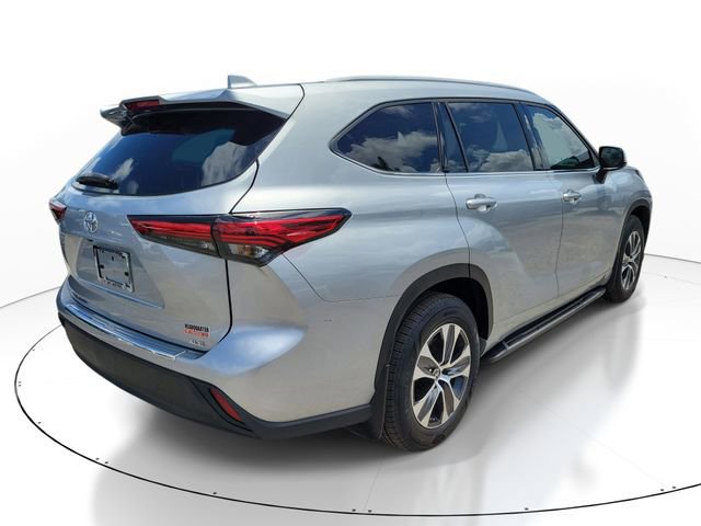 Used 2022 Toyota Highlander XLE FWD image 3