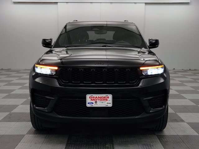 Used 2023 Jeep Grand Cherokee Altitude AWD/4WD image 5