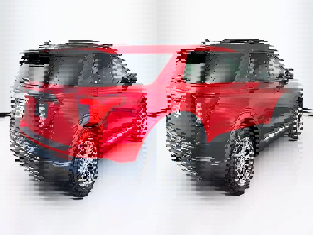 Certified 2022 Ford Explorer XLT w/ Equipment Group 202A image 5