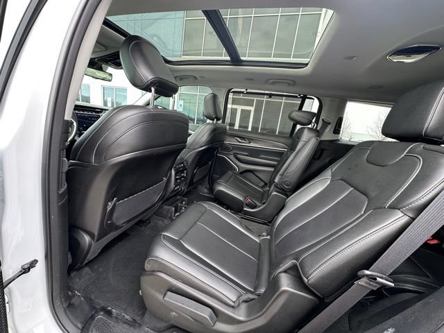 Used 2023 Jeep Grand Cherokee L Limited w/ Luxury Tech Group II AWD/4WD image 16
