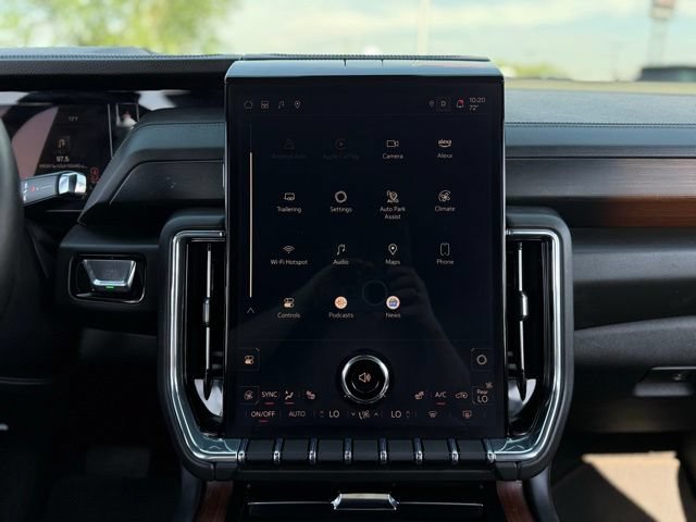 Used 2025 GMC Yukon XL Denali AWD/4WD image 26