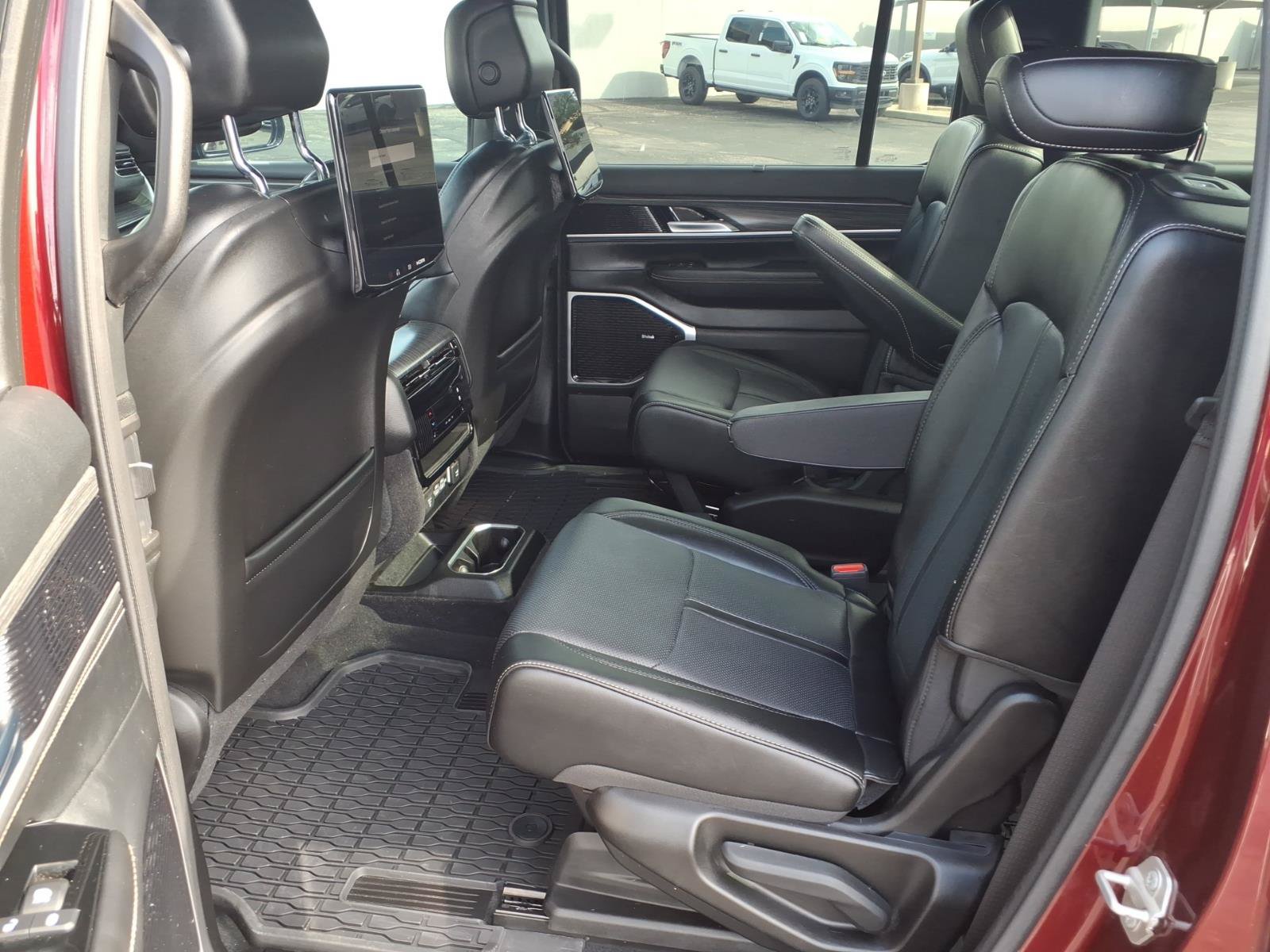 Used 2024 Jeep Wagoneer Series III w/ Premium Group I AWD/4WD image 18