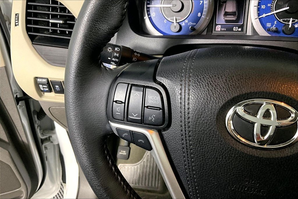 Used 2019 Toyota Sienna XLE w/ XLE Navigation Package FWD image 18
