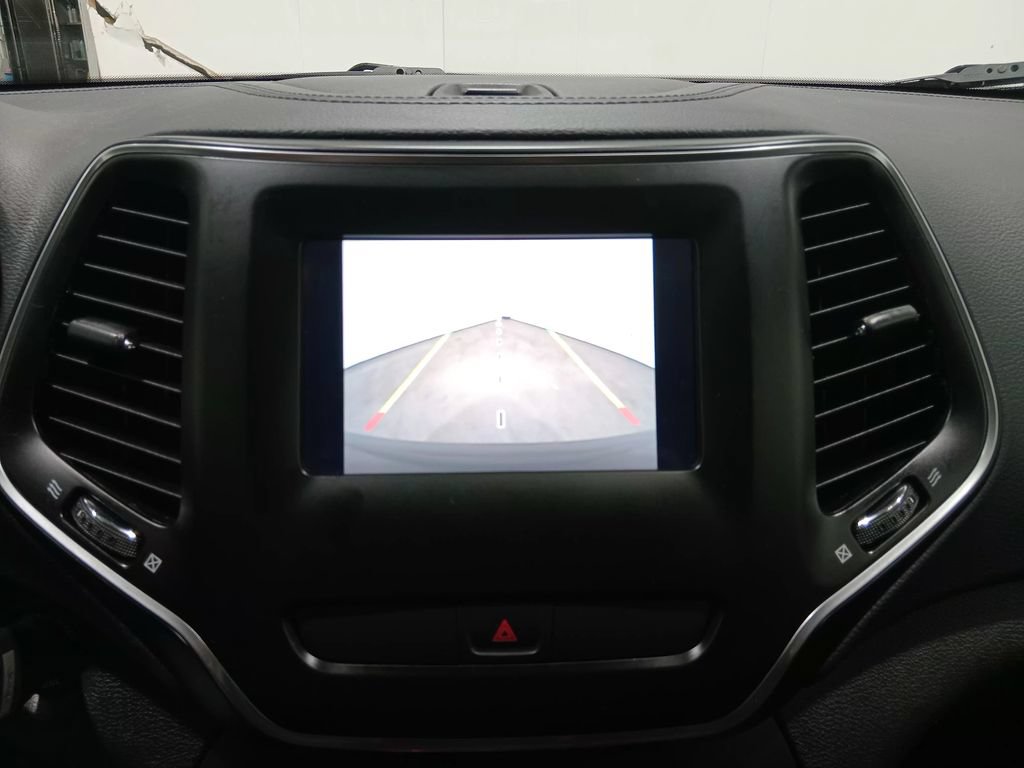 Used 2019 Jeep Cherokee Latitude w/ Cold Weather Group FWD image 22