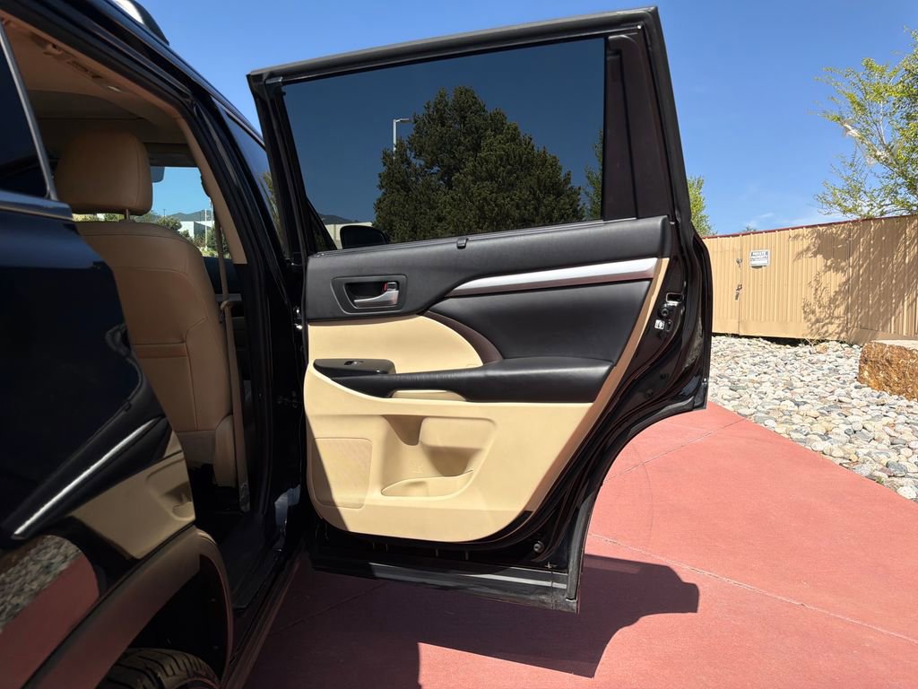 Used 2019 Toyota Highlander XLE AWD/4WD image 29