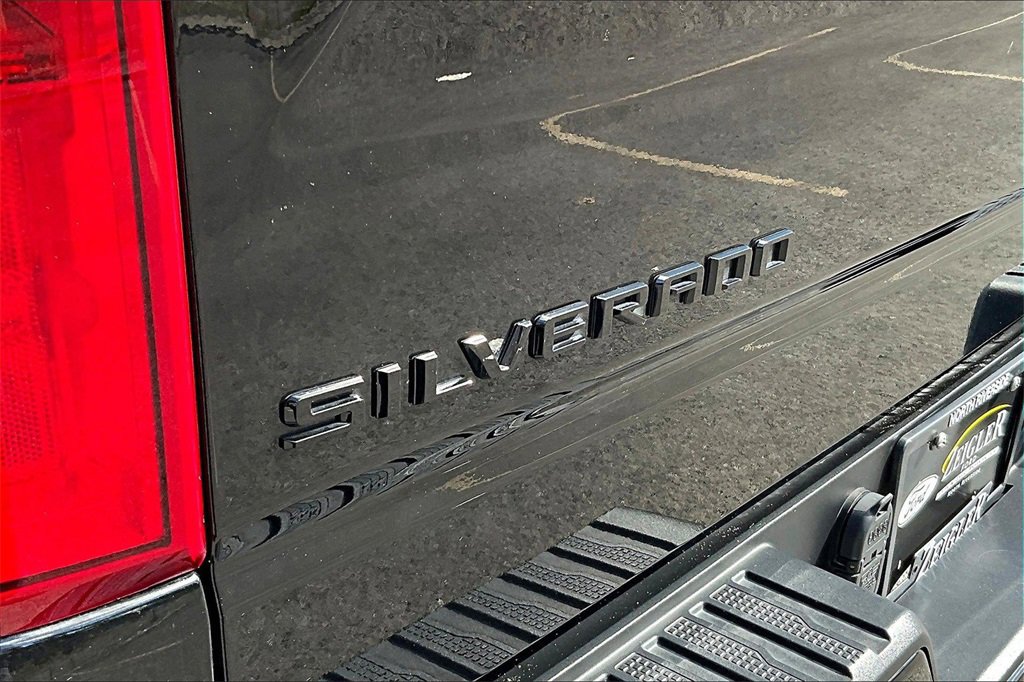 Used 2022 Chevrolet Silverado 1500 Custom Trail Boss w/ LPO, Dark Essentials Package image 8