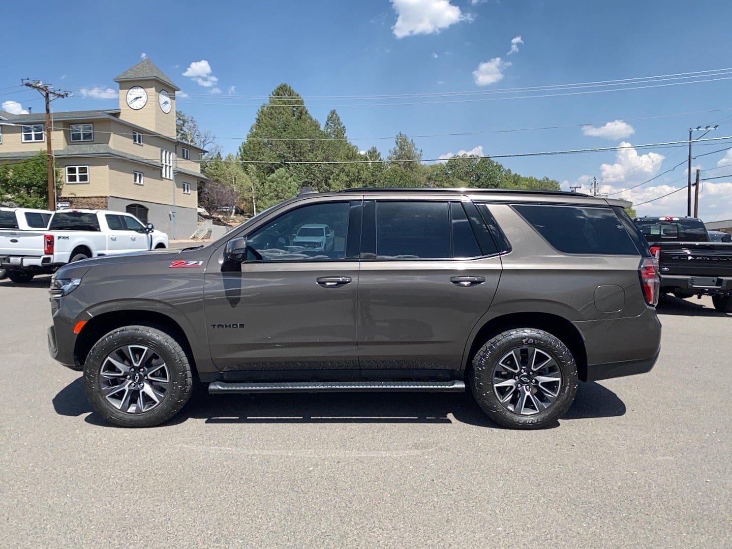 Used 2021 Chevrolet Tahoe Z71 w/ Luxury Package AWD/4WD image 8