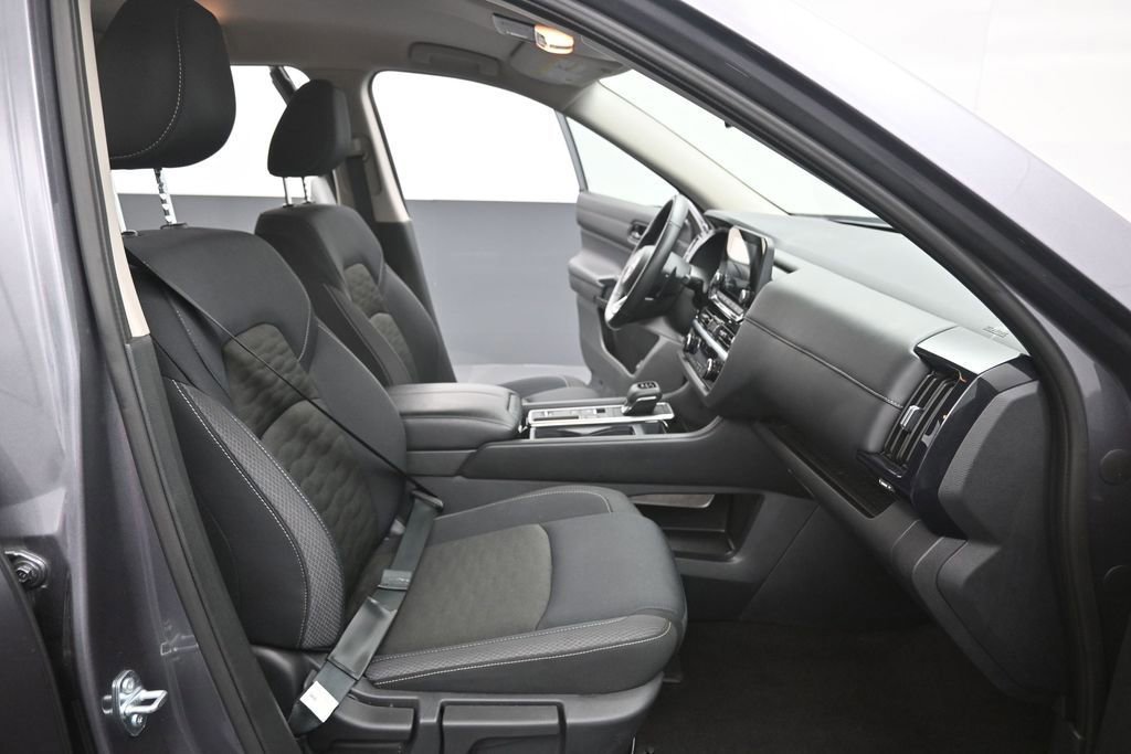 Used 2025 Nissan Pathfinder SV FWD image 20