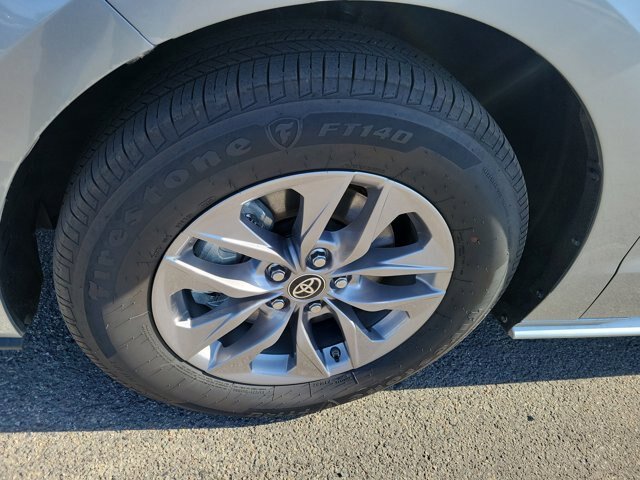 Used 2025 Toyota Sienna LE AWD/4WD image 8