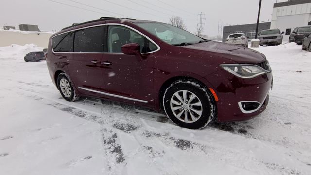 Used 2017 Chrysler Pacifica Touring-L image 2