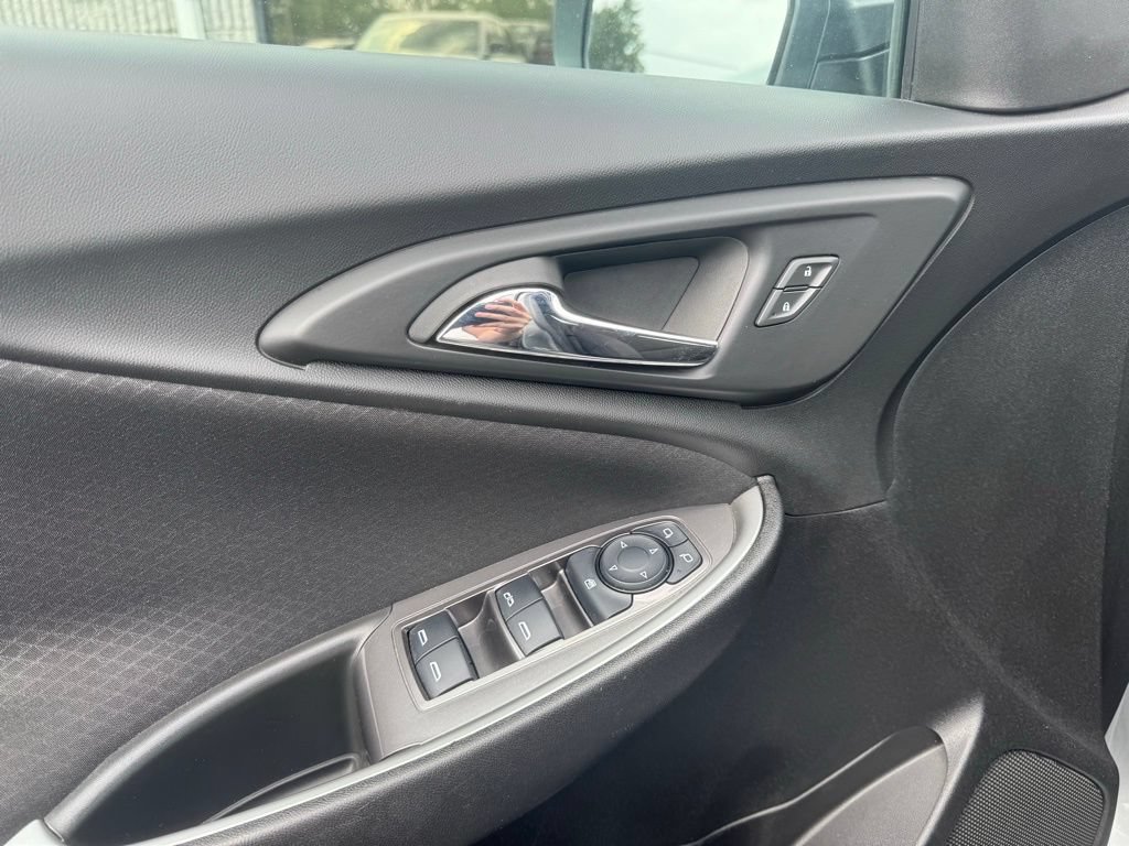 Used 2025 Chevrolet Malibu LT FWD image 3