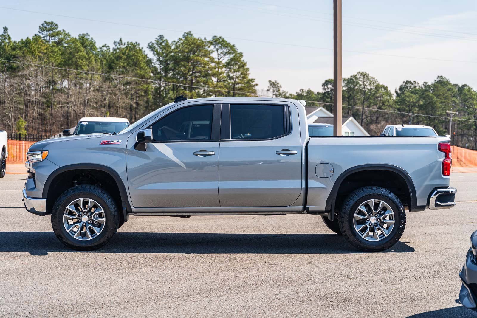 Used 2025 Chevrolet Silverado 1500 LT image 2