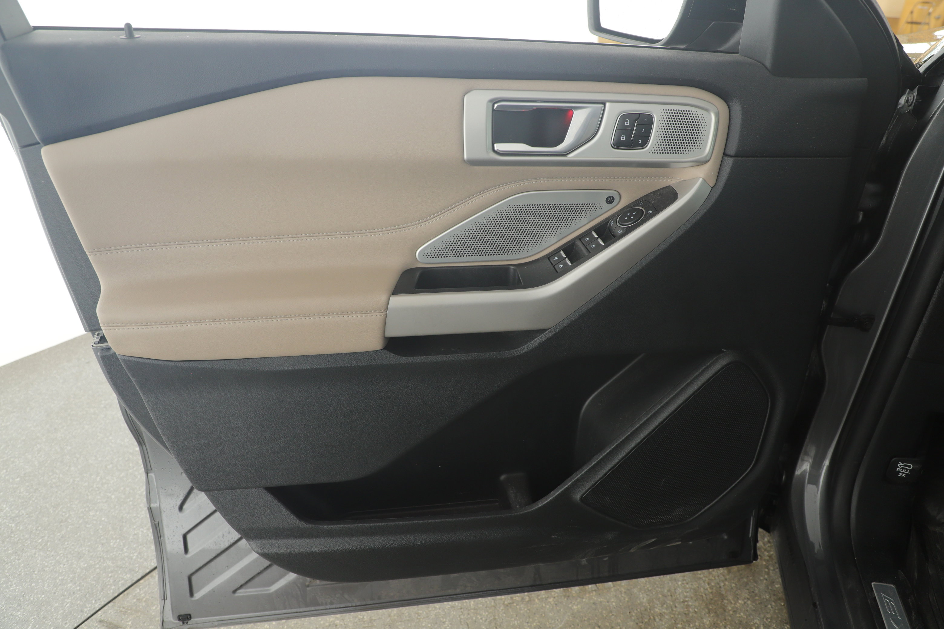 Certified 2022 Ford Explorer Limited w/ Limited Technology Package image 7