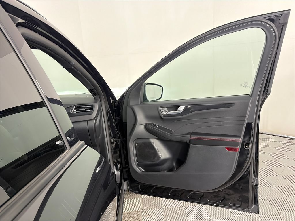 Certified 2025 Ford Escape ST-Line Select AWD/4WD image 30