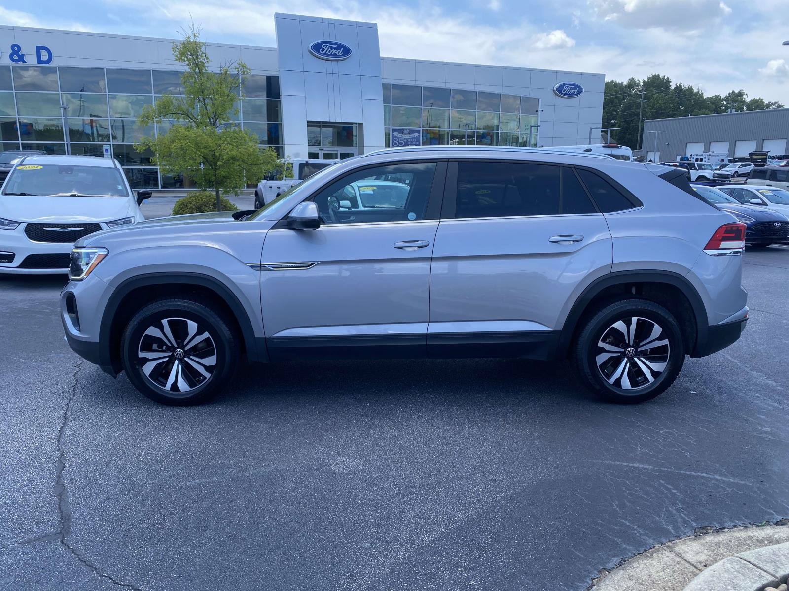 Used 2024 Volkswagen Atlas Cross Sport SE FWD image 4