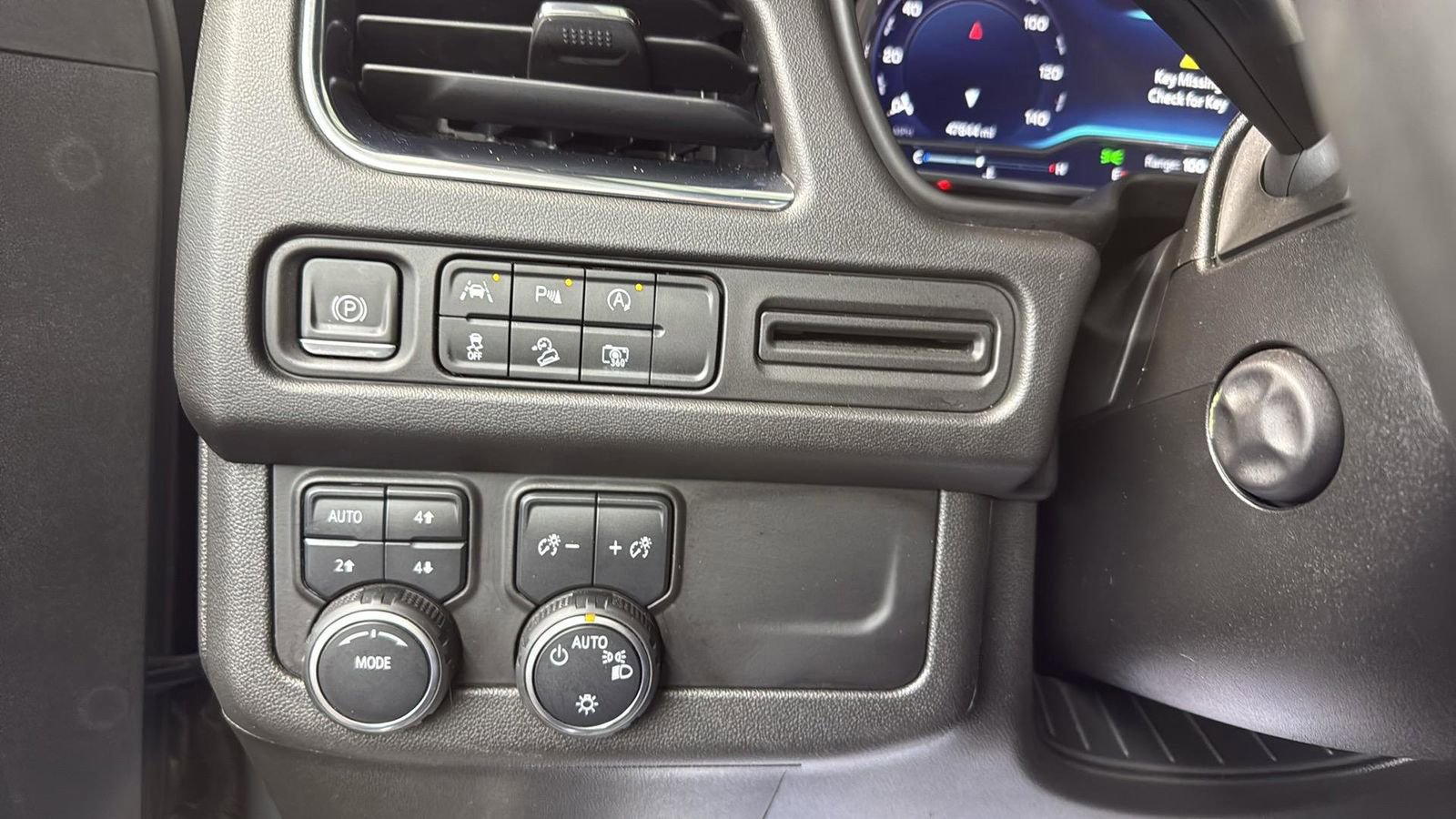 Used 2023 Chevrolet Suburban Z71 w/ Luxury Package image 18