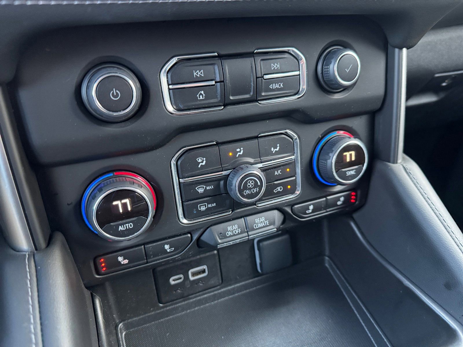 Used 2024 Chevrolet Tahoe Z71 w/ Luxury Package image 24