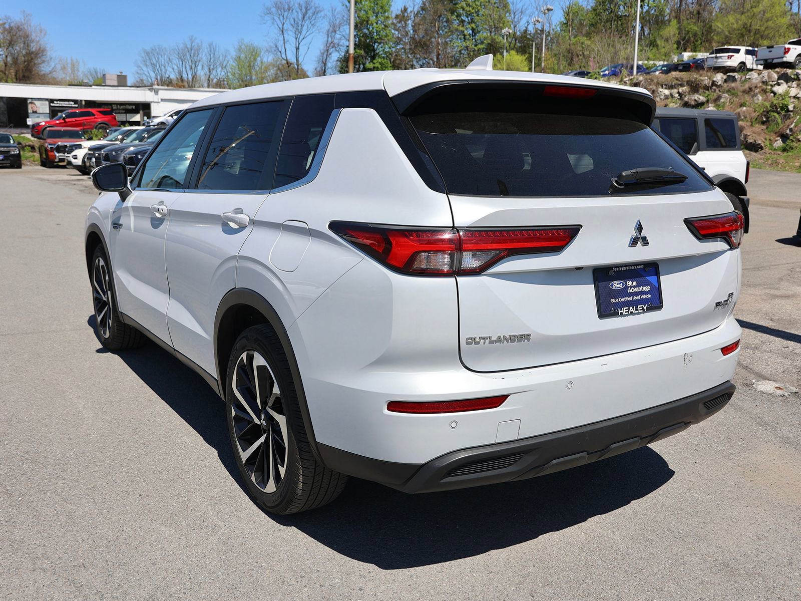 Used 2024 Mitsubishi Outlander 4WD Plug-In Hybrid image 5