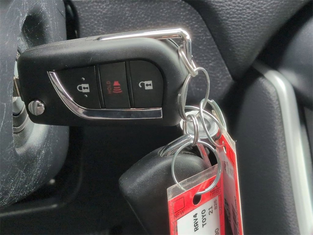 Used 2021 Toyota RAV4 LE image 15