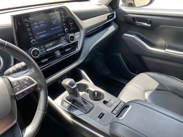 Used 2022 Toyota Highlander XLE FWD image 22