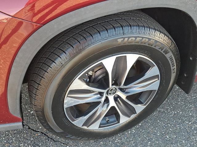 Used 2022 Toyota Highlander XLE AWD/4WD image 8