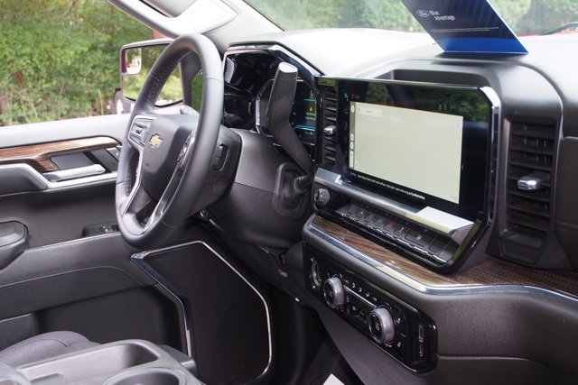 Used 2023 Chevrolet Silverado 1500 LT AWD/4WD image 11