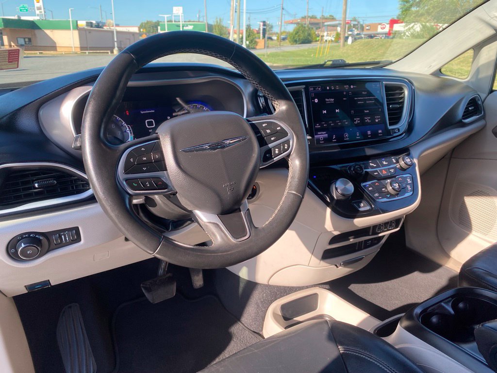 Used 2022 Chrysler Pacifica Touring-L FWD image 19