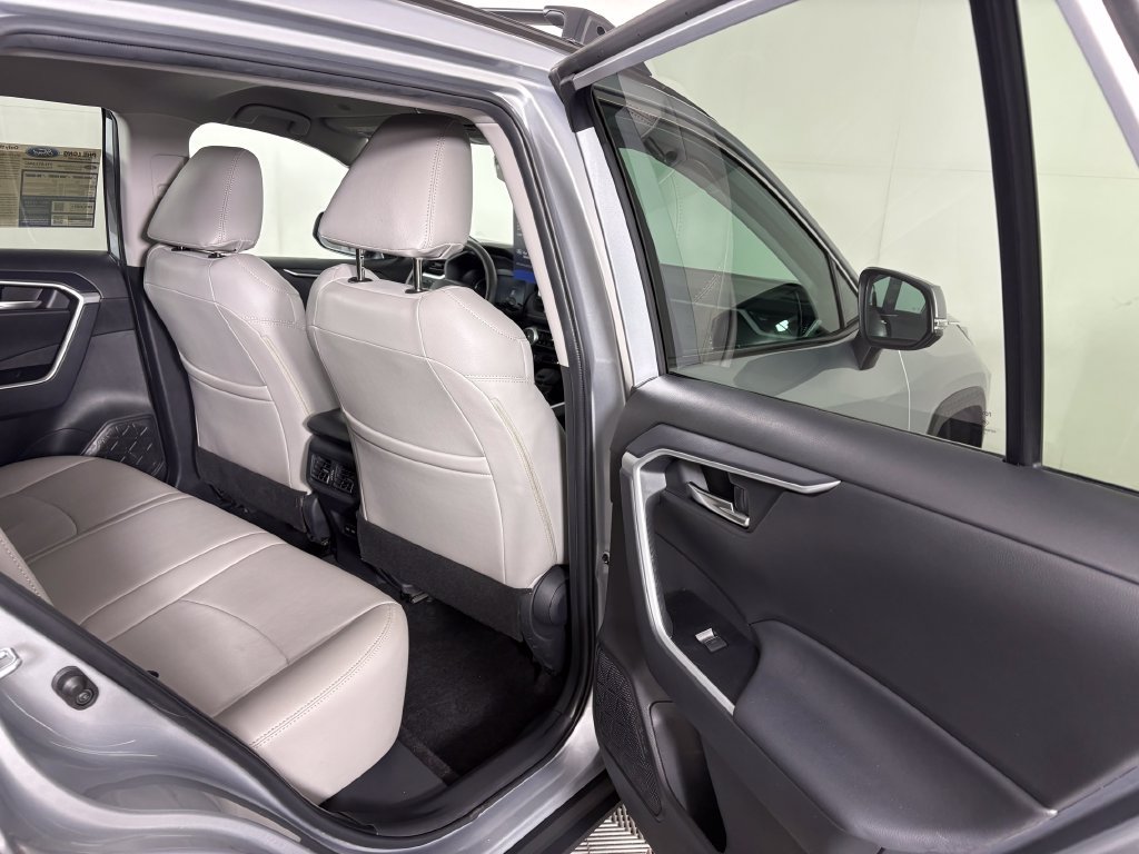 Used 2025 Toyota RAV4 XLE AWD/4WD image 31