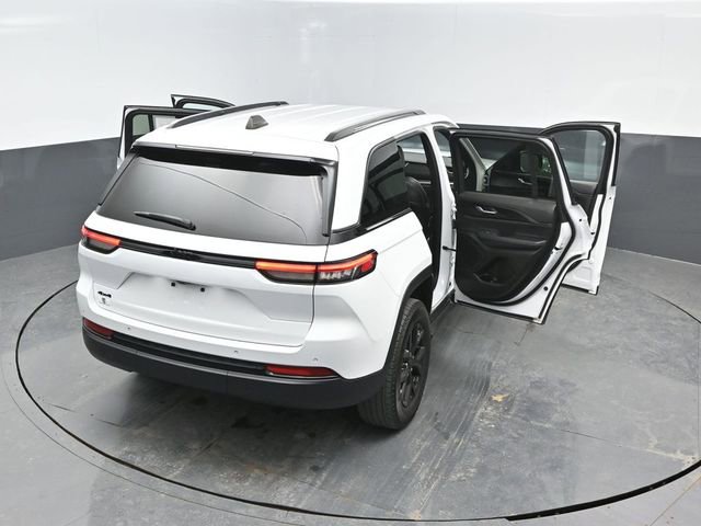 Used 2024 Jeep Grand Cherokee Altitude AWD/4WD image 26
