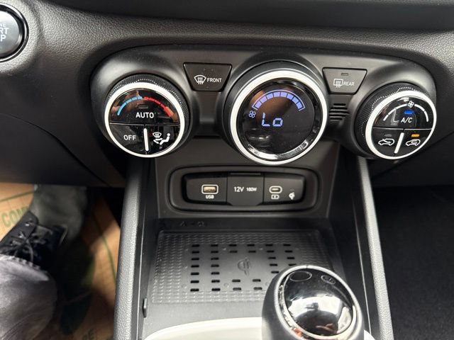 Used 2024 Hyundai Venue Limited FWD image 23