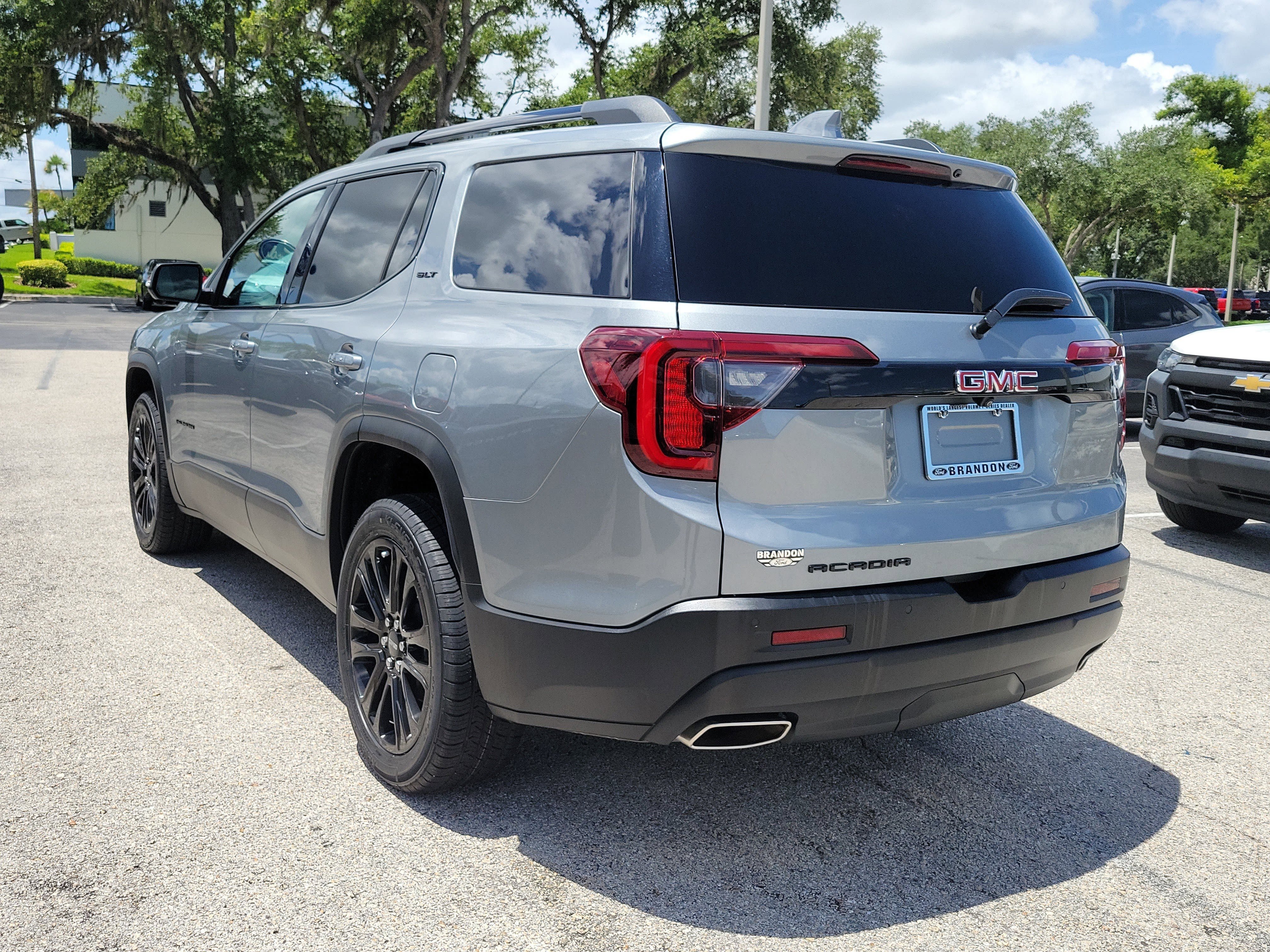 Used 2023 GMC Acadia SLT w/ Elevation Edition FWD image 6