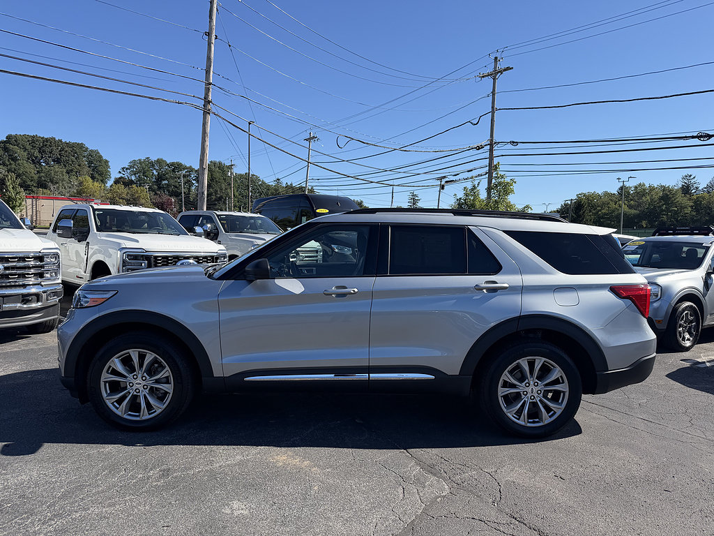 Certified 2023 Ford Explorer XLT w/ Equipment Group 202A AWD/4WD image 3