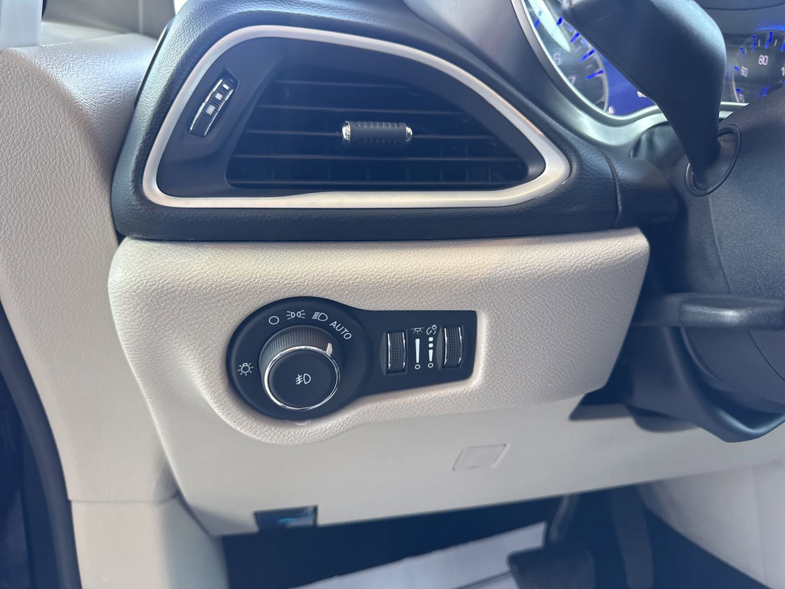 Used 2024 Chrysler Pacifica Touring-L image 25