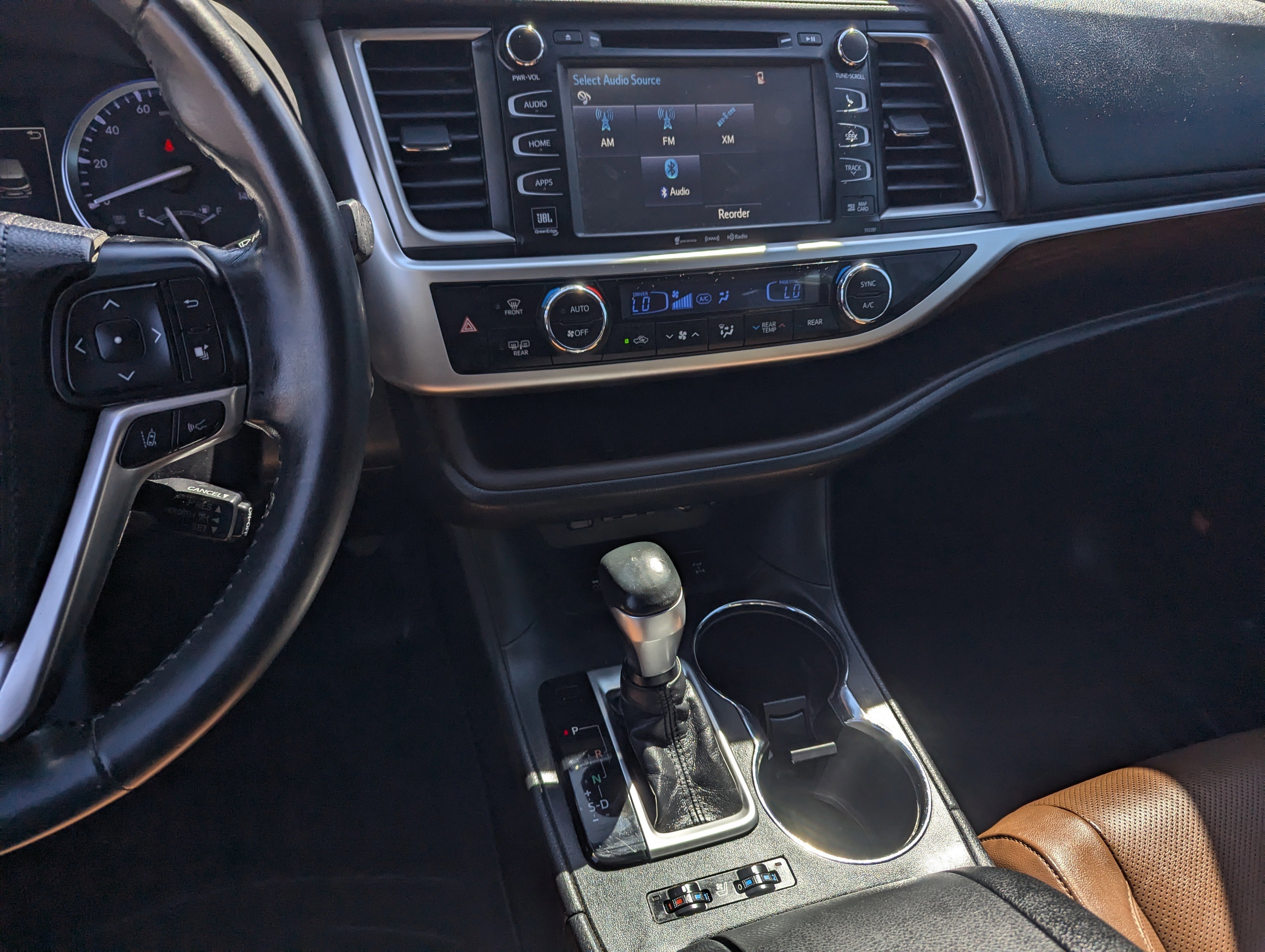 Used 2019 Toyota Highlander Limited w/ Carpet Mat Package (TMS) image 10