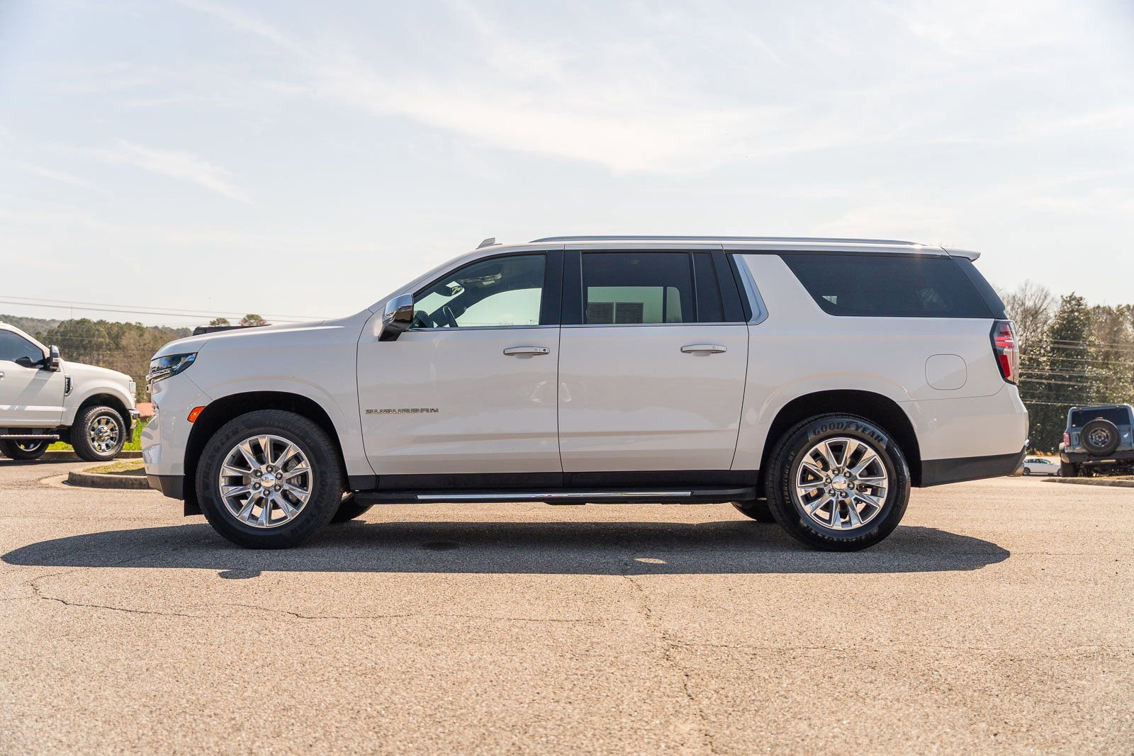 Used 2023 Chevrolet Suburban Premier image 2