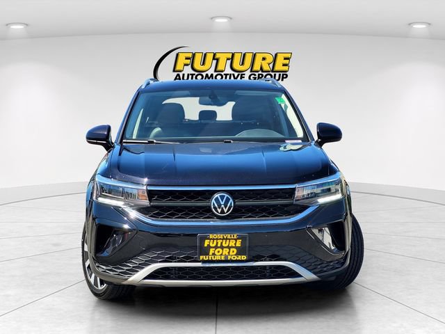Used 2022 Volkswagen Taos SE w/ Panoramic Sunroof Package FWD image 2