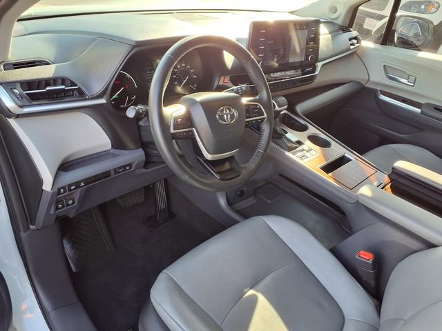 Used 2023 Toyota Sienna XLE w/ XLE Plus Package image 4