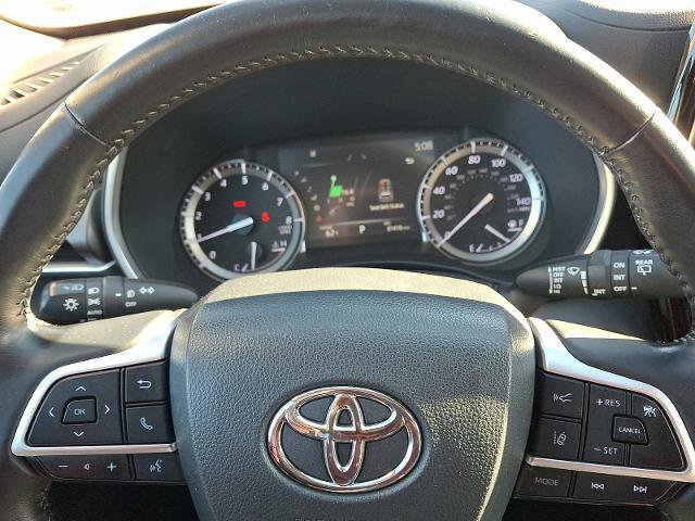 Used 2022 Toyota Highlander XLE AWD/4WD image 19