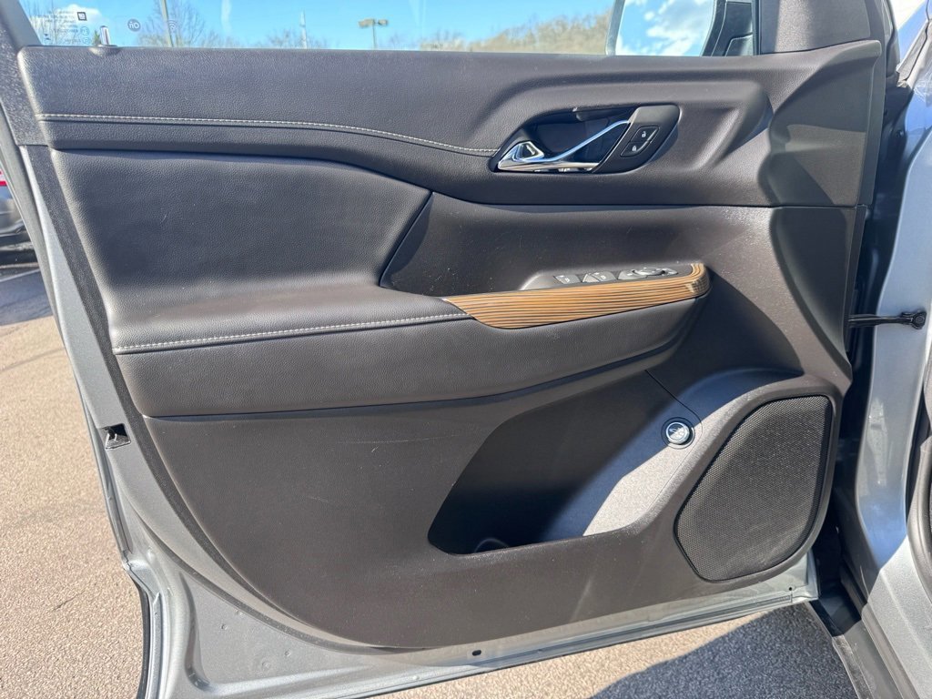 Used 2023 GMC Acadia SLE w/ Driver Convenience Package image 25