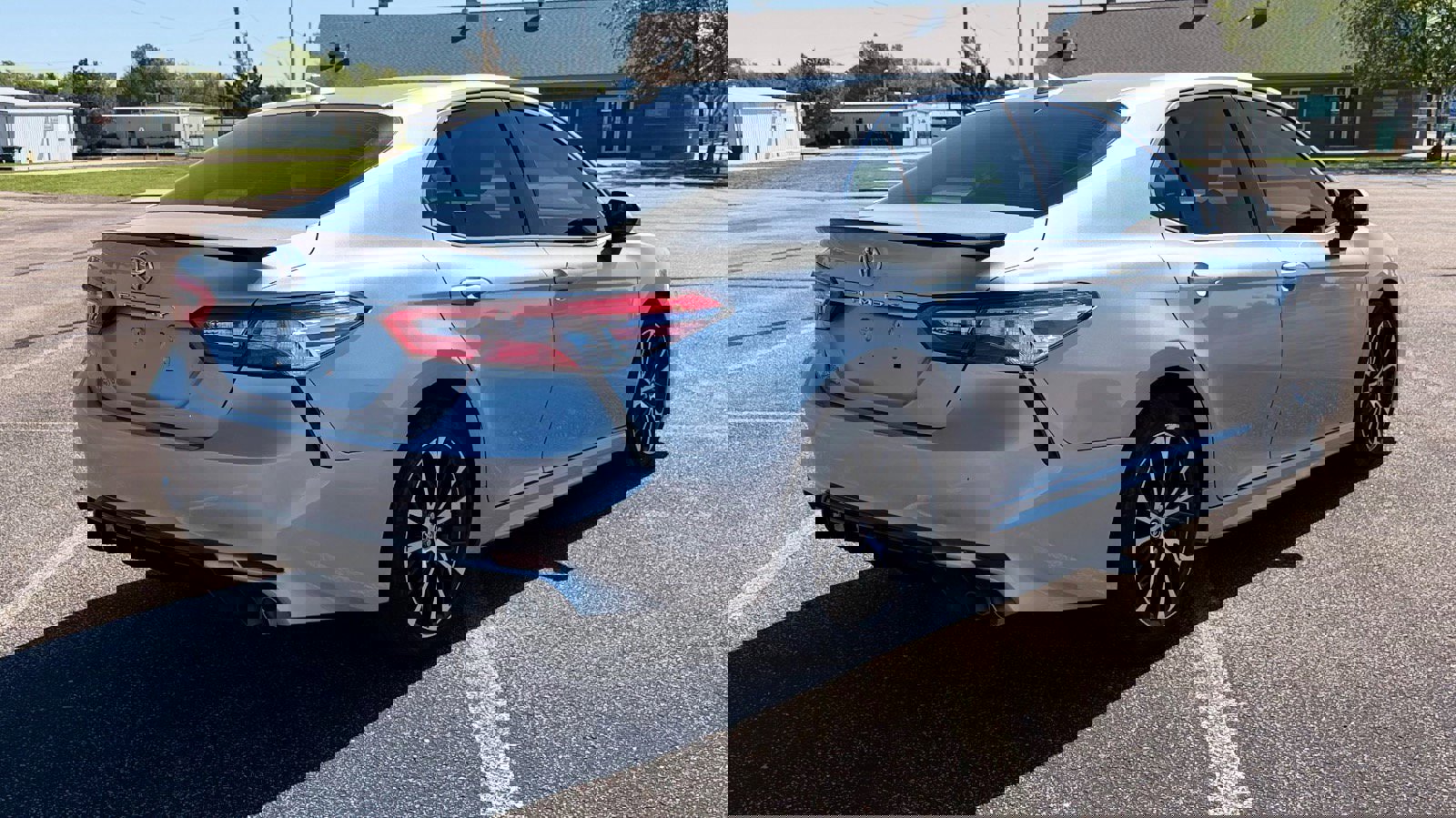 Used 2020 Toyota Camry SE FWD image 5