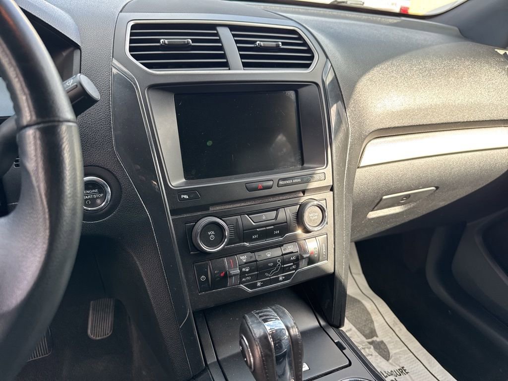 Certified 2018 Ford Explorer XLT w/ Equipment Group 202A image 11